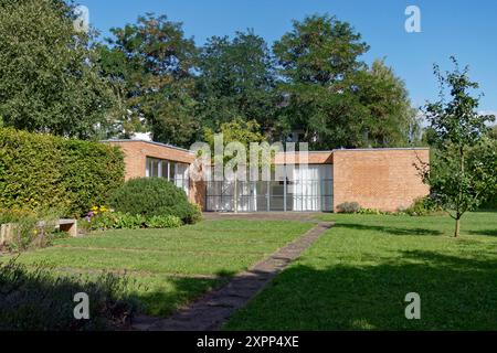 Mies van der Rohe, Haus Lemke, Bauhausstil, Architektur, Hohenschönhausen, Berlin Haus Lemke, das letzte von Ludwig Mies van de Rohe in Deutschland entworfene Wohnhaus vor seiner Emigration 1938. Hohenschönhausen, Oberseestraße, Berlin *** Mies van der Rohe, Haus Lemke, Bauhaus style, architecture, Hohenschönhausen, Berlin Haus Lemke, the last residential building designed by Ludwig Mies van de Rohe in Germany before his emigration in 1938 Hohenschönhausen, Oberseestraße, Berlin Stock Photo