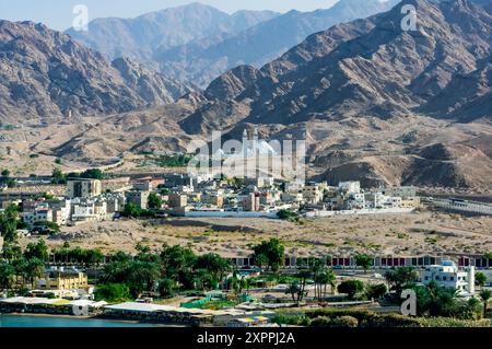 Akaba (aqaba) in Jordan, a seaport on the Gulf of Aqaba, a branch of the Red Sea. View of the Sheikh Zayed Mosque. Stock Photo