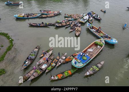 Aerial view of traders selling fruits from boats at Boithakata floating market on Belua river, Boithakata, Pirojpur district, Bangladesh, Asia Stock Photo