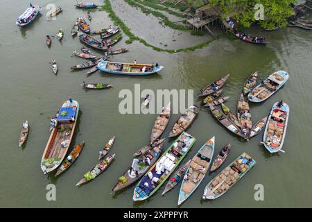 Aerial view of traders selling fruits from boats at Boithakata floating market on Belua river, Boithakata, Pirojpur district, Bangladesh, Asia Stock Photo