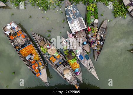 Aerial view of traders selling fruits from boats at Boithakata floating market on Belua river, Boithakata, Pirojpur district, Bangladesh, Asia Stock Photo