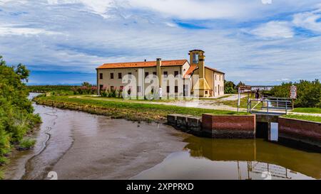 Casone delle Sacche in Codevigo, Veneto, Italy – A historic rural house with a thatched roof, showcasing traditional Veneto architecture and agricultu Stock Photo