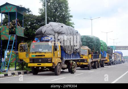 Siliguri, West Bengal, India. 7th Aug, 2024. Indian Border Security Force (BSF) personnel check trucks of Bangladesh loaded and carrying stones for construction works cross as India Bangladesh border reopen after few days closure for recent ongoing violence in Bangladesh at Fulbari border some 15 kms from Siliguri. Stock Photo