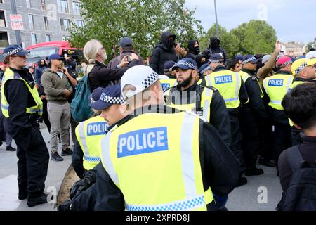 Walthamstow, London, UK. 7th Aug 2024. Far right protests and counter ptotests, a heavy police presence ahead of potential trouble. Credit: Matthew Chattle/Alamy Live News Stock Photo