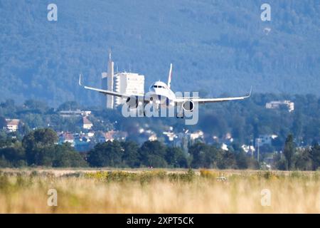 British Airways A320 Neo Landung, Symbolbild, EuroAirport Basel Mulhouse, Schweiz, Frankreich, Kennzeichen G-TTNS, Airbus 320-251N, Passagiere, Fliegen, Reisen, Urlaub, Geschäftsflüge, Flugverkehr, Verbindung, international, Geschäftsflugzeug, Flugzeug, Startbahn, Landebahn Basel EuroAirport Basel Mulhouse F Baden-Wuerttemberg Frankreich *** British Airways A320 Neo landing, symbolic image, EuroAirport Basel Mulhouse, Switzerland, France, license plate G TTNS, Airbus 320 251N, passengers, flying, travel, vacation, business flights, air traffic, connection, international, business aircraft, air Stock Photo