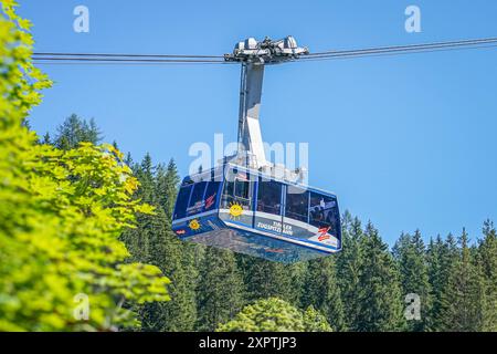 Tiroler Zugspitzbahn, Seilbahn, Ehrwald, Tirol, Zugspitze, 2.962 m, höchste Berg Deutschland, Sommer, Himmel, Grün, Wald, Tourismus, Urlaub, Aussicht, Panorama, Alpen, Freizeit, Abenteuer, Höhenunterschied, Landschaft, Bergsteigen, Erholung, Outdoor-Aktivität, Technik, Seilbahnfahrt, Erlebnisse, Schwebebahn, Bergstation, Gondel, Panorama-Gipfelrestaurant, Erlebnismuseum Faszination Zugspitze, Seilbahnmuseum BAHNORAMA anno 1926, ganzjährig Betrieb, Wandern, Klettern *** Tiroler Zugspitzbahn, cable car, Ehrwald, Tyrol, Zugspitze, 2 962 m, highest mountain in Germany, summer, sky, green, forest, Stock Photo