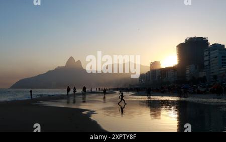 August 7, 2024, Rio De Janeiro, Rio De Janeiro, Brazil: People enjoy a winter evening on Ipanema Beach just before the sunset. (Credit Image: © Bob Karp/ZUMA Press Wire) EDITORIAL USAGE ONLY! Not for Commercial USAGE! Stock Photo