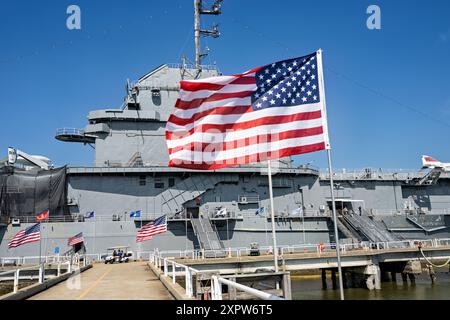 CHARLESTON, South Carolina, United States — The USS Yorktown (CV-10) docked at Patriots Point Naval & Maritime Museum in Charleston Harbor. This historic WWII aircraft carrier, known as the 'Fighting Lady,' played a significant role in the Pacific offensive and was later involved in the recovery of the Apollo 8 astronauts. Stock Photo