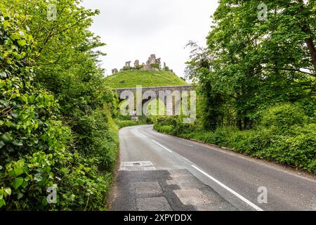 Corfe Castle, Dorset, England  Corfe Castle is a fortification standing above the village of the same name on the Isle of Purbeck peninsula in the Eng Stock Photo