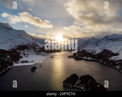Dramatic sunset over the lake Sils in winter in the Engadine valley near Silvaplana and St Moritz in Canton Graubunden in the Swiss alps. Stock Photo