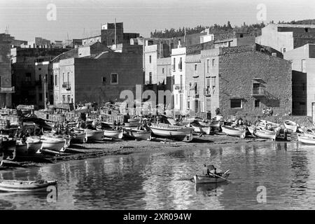 Fischerboote liegen dicht beieinander am Strand von L'Escala, Katalonien 1957. Fishing boats lie close together on the beach at L'Escala, Catalonia 1957. Stock Photo