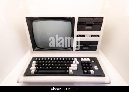 vintage Radio shack personal computer on white background The TRS-80 Micro Computer System idesktop microcomputer launched in 1977 and sold by Tandy Stock Photo