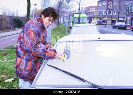 Window cleaning due to frost, 03-12-1995, Whizgle Dutch News: Historic Images Tailored for the Future. Explore The Netherlands past with modern perspectives through Dutch agency imagery. Bridging yesterday's events with tomorrow's insights. Embark on a timeless journey with stories that shape our future. Stock Photo