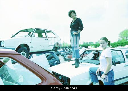 Two ladies in a junkyard, Whizgle Dutch News: Historic Images Tailored for the Future. Explore The Netherlands past with modern perspectives through Dutch agency imagery. Bridging yesterday's events with tomorrow's insights. Embark on a timeless journey with stories that shape our future. Stock Photo