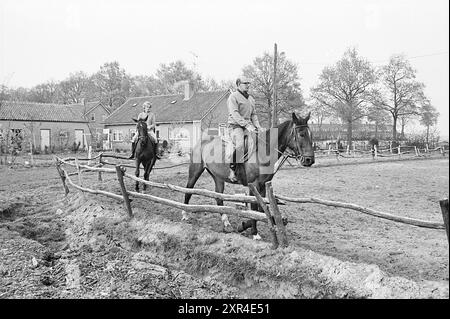 Horse riding school, Whizgle Dutch News: Historic Images Tailored for the Future. Explore The Netherlands past with modern perspectives through Dutch agency imagery. Bridging yesterday's events with tomorrow's insights. Embark on a timeless journey with stories that shape our future. Stock Photo