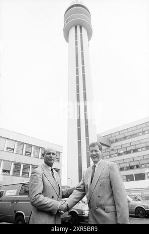 Hans Peter, director of PTT Telecom PTT, greets Barry Hughes. post office, city post, 16-08-1989, Peter, Hans, Whizgle Dutch News: Historic Images Tailored for the Future. Explore The Netherlands past with modern perspectives through Dutch agency imagery. Bridging yesterday's events with tomorrow's insights. Embark on a timeless journey with stories that shape our future. Stock Photo