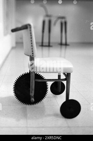 Work of art wheelchair with round saw blades as wheels, by Paul van de Berg, 06-02-1995, Whizgle Dutch News: Historic Images Tailored for the Future. Explore The Netherlands past with modern perspectives through Dutch agency imagery. Bridging yesterday's events with tomorrow's insights. Embark on a timeless journey with stories that shape our future. Stock Photo