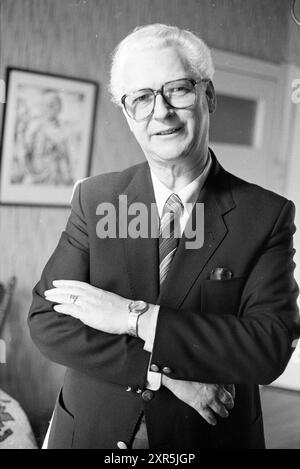 Jan Valkensteijn, conductor children's choir, Conductors, 19-02-1988, Whizgle Dutch News: Historic Images Tailored for the Future. Explore The Netherlands past with modern perspectives through Dutch agency imagery. Bridging yesterday's events with tomorrow's insights. Embark on a timeless journey with stories that shape our future. Stock Photo