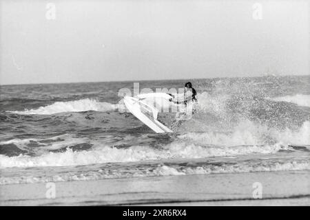 Ski jets in the sea Noordwijk aan Zee, Motorcycles, motorcycle race, Sea, Noordwijk aan Zee, 27-11-1986, Whizgle Dutch News: Historic Images Tailored for the Future. Explore The Netherlands past with modern perspectives through Dutch agency imagery. Bridging yesterday's events with tomorrow's insights. Embark on a timeless journey with stories that shape our future. Stock Photo