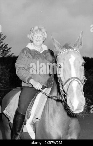 Woman on horse in riding school, 02-09-1986, Whizgle Dutch News: Historic Images Tailored for the Future. Explore The Netherlands past with modern perspectives through Dutch agency imagery. Bridging yesterday's events with tomorrow's insights. Embark on a timeless journey with stories that shape our future. Stock Photo