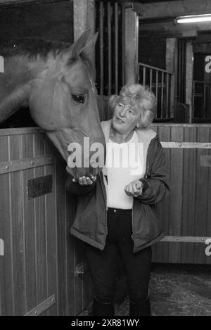 Woman with horse in riding school, 02-09-1986, Whizgle Dutch News: Historic Images Tailored for the Future. Explore The Netherlands past with modern perspectives through Dutch agency imagery. Bridging yesterday's events with tomorrow's insights. Embark on a timeless journey with stories that shape our future. Stock Photo