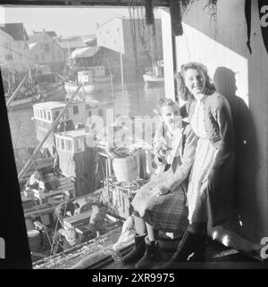 Current 08-1951: The adventure in Lofoten. About 5,000 boats with 20-25,000 fishermen hunt the skrei during the high season in Lofoten, the center of the world's largest cod fishery. Lofoten fishing. Photo: Sverre A. Børretzen / Aktuell / NTB ***Photo is not image processed***      This image text is auto translated    This image text is auto translated Stock Photo