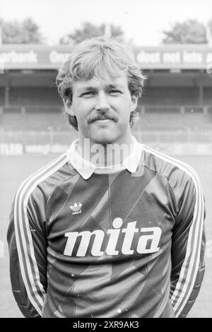 Team and players of football club Haarlem in home and away shirts, 00-00-1987, Whizgle Dutch News: Historic Images Tailored for the Future. Explore The Netherlands past with modern perspectives through Dutch agency imagery. Bridging yesterday's events with tomorrow's insights. Embark on a timeless journey with stories that shape our future. Stock Photo