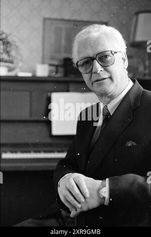 Jan Valkensteijn, conductor children's choir, Conductors, 19-02-1988, Whizgle Dutch News: Historic Images Tailored for the Future. Explore The Netherlands past with modern perspectives through Dutch agency imagery. Bridging yesterday's events with tomorrow's insights. Embark on a timeless journey with stories that shape our future. Stock Photo