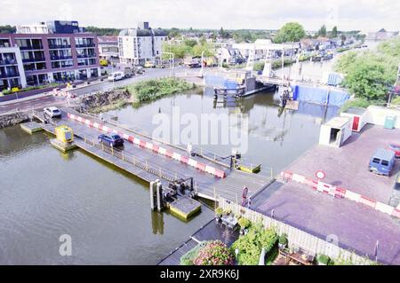 Emergency bridge Ringvaart Zwanenburg, Zwanenburg, 28-09-2003, Whizgle Dutch News: Historic Images Tailored for the Future. Explore The Netherlands past with modern perspectives through Dutch agency imagery. Bridging yesterday's events with tomorrow's insights. Embark on a timeless journey with stories that shape our future. Stock Photo