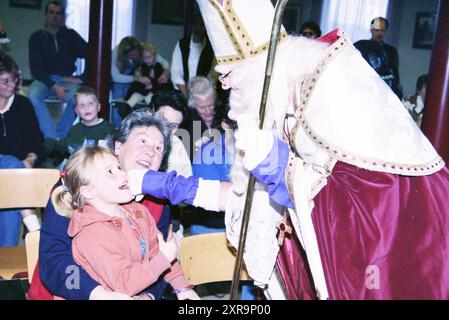 Sinterklaas celebration Haarlems Dagblad, Haarlem, The Netherlands, 01-12-1998, Whizgle Dutch News: Historic Images Tailored for the Future. Explore The Netherlands past with modern perspectives through Dutch agency imagery. Bridging yesterday's events with tomorrow's insights. Embark on a timeless journey with stories that shape our future. Stock Photo