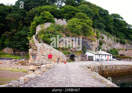 The outer habour at Dysart in Fife Scotland, with cliff tunnel Stock Photo