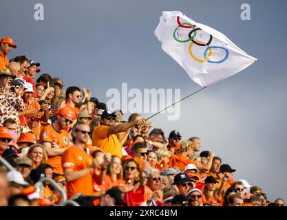 Paris, France. August 9, 2024.  Audience during the hockey final against China, at the Olympic Games. ANP ROBIN VAN LONKHUIJSEN/Alamy Live News Stock Photo