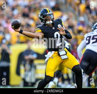 Hookstown, Pennsylvania, USA. 9th Aug, 2024. Pittsburgh Steelers quarterback JUSTIN FIELDS (2) throws a pass during the NFL football game between the Pittsburgh Steelers and the Houston Texans in Pittsburgh, Pennsylvania. (Credit Image: © Brent Gudenschwager/ZUMA Press Wire/Alamy Live News) EDITORIAL USAGE ONLY! Not for Commercial USAGE! Stock Photo