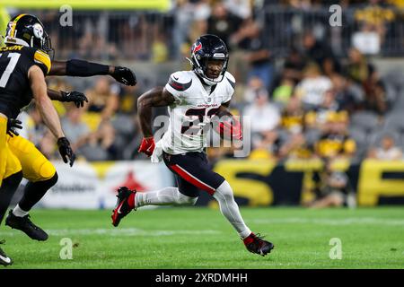 Hookstown, Pennsylvania, USA. 9th Aug, 2024. Houston Texans running back CAM AKERS (22) runs with the ball during the NFL football game between the Pittsburgh Steelers and the Houston Texans in Pittsburgh, Pennsylvania. (Credit Image: © Brent Gudenschwager/ZUMA Press Wire/Alamy Live News) EDITORIAL USAGE ONLY! Not for Commercial USAGE! Stock Photo