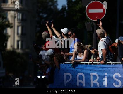 Paris, France. 10th Aug, 2024. Spectators watch the men's marathon of Athletics at the Paris 2024 Olympic Games in Paris, France, Aug. 10, 2024. Credit: Li Ming/Xinhua/Alamy Live News Stock Photo