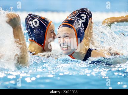 Paris, France. August 10, 2024. Lieke Rogge and Lola Moolhuizen celebrate the victory after the consolation final for bronze between the Netherlands and the United States of the water polo tournament at the Olympic Games. ANP KOEN VAN WEEL/Alamy Live News Stock Photo