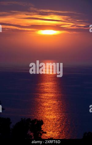 Draamatic and heavenly sky over Lake Erie in northeast Ohio Stock Photo