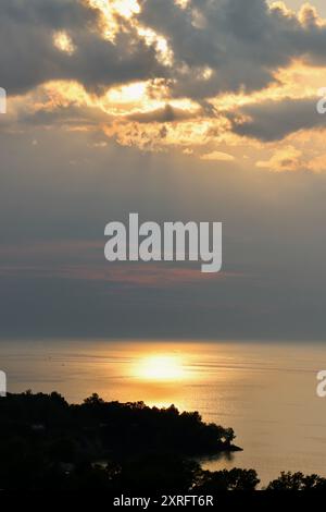 Draamatic and heavenly sky over Lake Erie in northeast Ohio Stock Photo