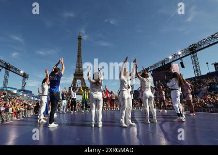 PARIS, FRANCE. 10th Aug, 2024.   Olympic medalists celebrate with the Eiffel Tower in the background on day fifteen of the Olympic Games Paris 2024 at Champions Park, Paris, France.   Credit: Craig Mercer/Alamy Live News Stock Photo