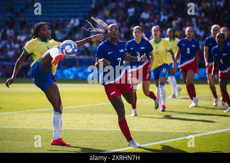 PARIS, IF - 10.08.2024: BRAZIL X USA - Women's Football - Paris 2024 Olympics - Brazil vs. United States, match valid for the final of the women's competition. Held at the Parc des Princes Stadium, in Paris, France, this Saturday (10). In the photo, Ludmila (14) in a dangerous move with Crystal Dunn (07) (Photo: Luca Castro/Fotoarena) Stock Photo