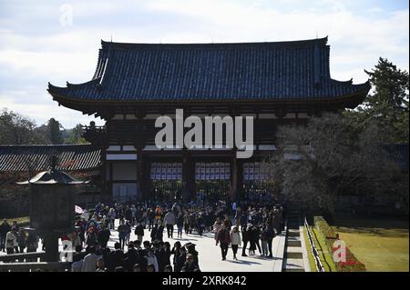 Scenic view of a Kondo Hakkaku Tōrō Bronze Octagonal Lantern and the Daibutsuden Great Buddha Hall on the grounds of Tōdai-ji in Nara, Japan. Stock Photo