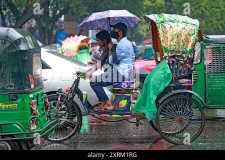 The rush of life during the rain of in the capital Maolana Bhasani Road, Dhaka, Bangladesh, July 30, 2024 Stock Photo