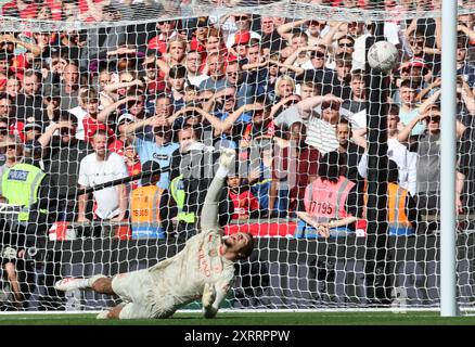 London, UK. 10th Aug, 2024. LONDON, ENGLAND - AUGUST 10: Ederson, Goalkeeper of Manchester City gets beaten but hit post by Manchester United's Jadon Sancho during The FA Community Shield between Manchester City and Manchester United at Wembley Stadium on August 10th, 2024 in London, England. Credit: Action Foto Sport/Alamy Live News Stock Photo