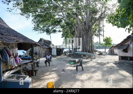 PAPUA NEW GUINEA, Madang, Pacific ocean, Bismarck Sea, former german colony German Neuguinea, small fishing island Mazaz will submerge due to climate change / PAPUA NEUGUINEA, Madang, ehemalige deutsche Kolonie Deutsch Neuguinea, vom Klimawandel und Anstieg des Meeresspiegels betroffene kleine Fischerinsel Mazaz in der Bismarck See im Pazifik Stock Photo