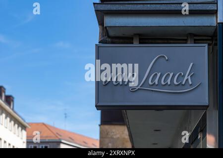 Einzelhandel in Nürnberg Logo van Laack an der Fassade eines Einzelhandelsgeschäfts in der Kaiserstraße, einer Fußgängerzone in Nürnberg. Das markante Logo kennzeichnet die Boutique und hebt die Marke hervor. Nürnberg Bayern Deutschland *** Retail in Nuremberg van Laack logo on the facade of a retail store in Kaiserstraße, a pedestrian zone in Nuremberg The striking logo identifies the boutique and highlights the brand Nuremberg Bavaria Germany 20240812-6V2A6344 Stock Photo