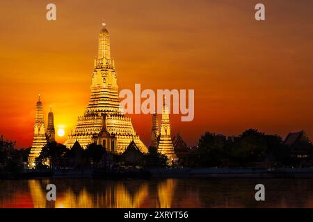 Buddhist temple of Wat Arun Ratchawararam at the sunset in Bangkok, Thailand Stock Photo