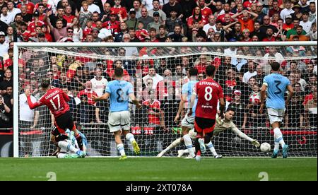 London, UK. 10th Aug, 2024. Alejandro Garnacho of Manchester Utd scores his teams 1st goal. FA Community Shield 2024, Manchester City v Manchester Utd at Wembley Stadium in London on Saturday 10th August 2024. Editorial use only. pic by Sandra Mailer/Andrew Orchard sports photography/Alamy Live News Credit: Andrew Orchard sports photography/Alamy Live News Stock Photo