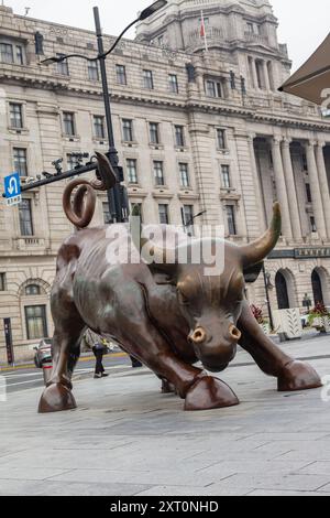 Bull statue in front of former HSBC Building (Municipal Government Building), neo-classical building in the Bund, Shanghai, China. Stock Photo