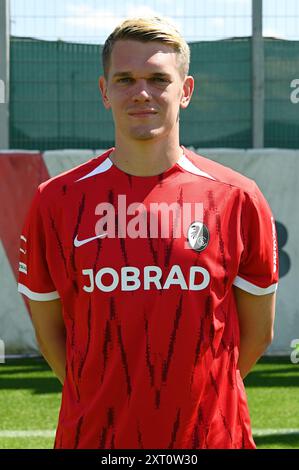 Matthias Ginter (SC Freiburg, #28) am Ball, GER, SC Freiburg (SCF) vs ...