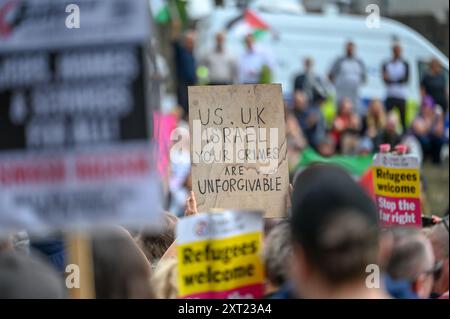 A counter protest as people take part in a pro-Palestine march in ...